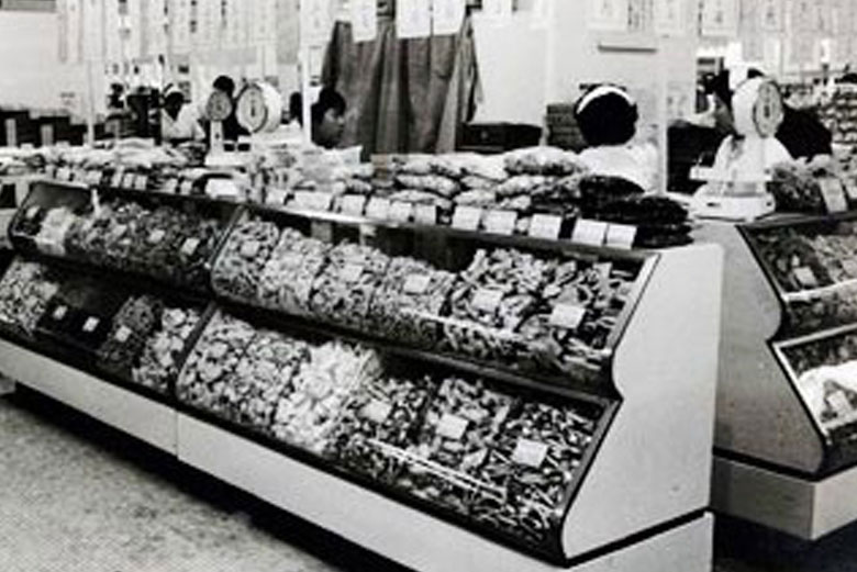 昭和３５年頃の百貨店売店のせんべい販売画像