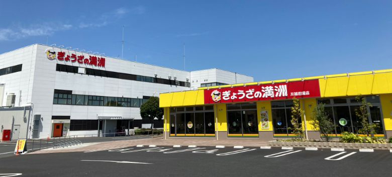 埼玉県川越市にある本社工場(左)と川越的場店(右)