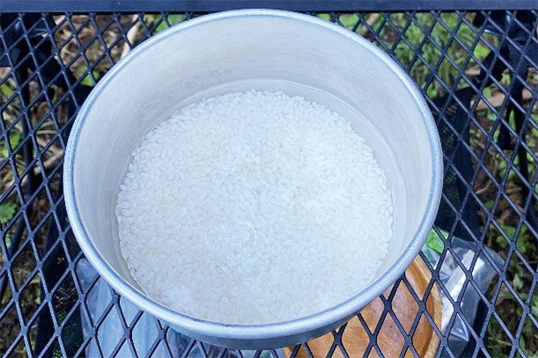 小鍋の中で水に漬けられた金芽米