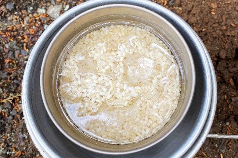 小鍋の中で水に漬けられたロウカット米