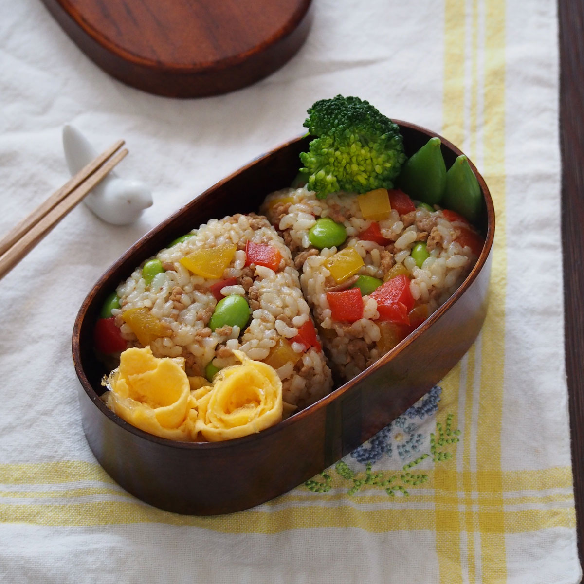 「パプリカのひき肉のドライカレーおにぎり」画像