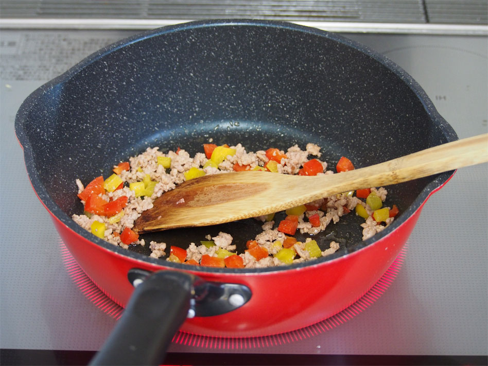 「パプリカのひき肉のドライカレーおにぎり」作り方1画像