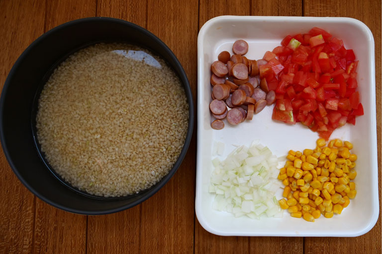「おうちキャンプ飯！玄米の炊き込みジャンバラヤ」作り方1画像