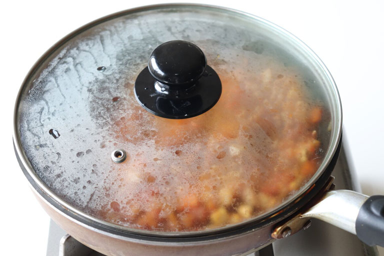 今日はどのカレー?『食物繊維たっぷり！玄米で楽しむ根菜カレー』作り方3画像