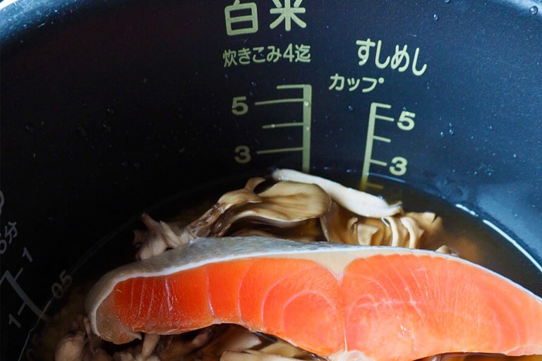 「【絶品おかわり続出！醤油バター】鮭ときのこの炊き込みご飯」作り方3画像