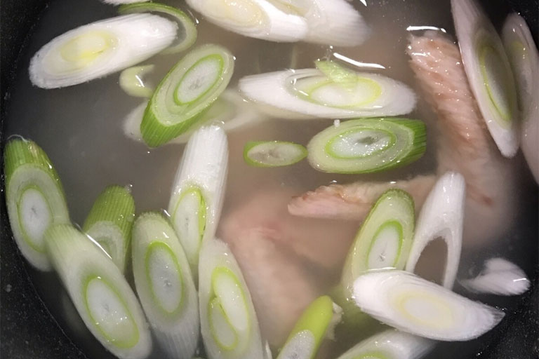 「身体が温まる！鶏手羽の出汁de野菜たっぷり塩麹おろし粥」作り方1画像