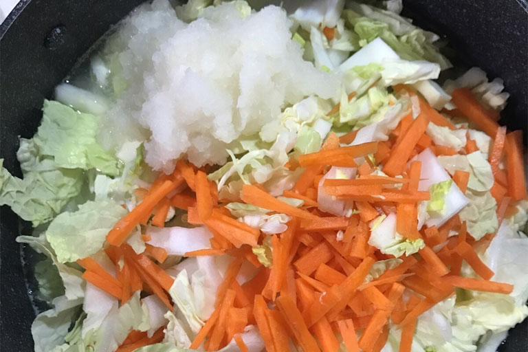 「身体が温まる！鶏手羽の出汁de野菜たっぷり塩麹おろし粥」作り方3画像
