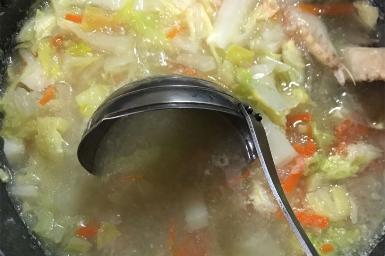 「身体が温まる！鶏手羽の出汁de野菜たっぷり塩麹おろし粥」作り方4画像