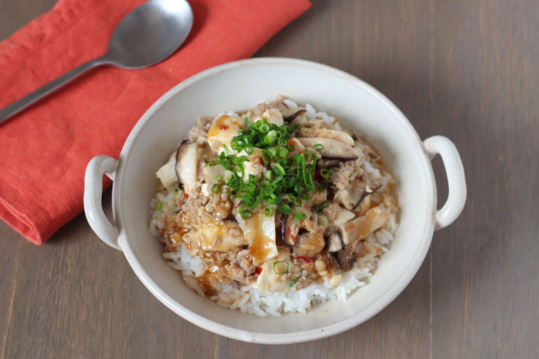 金芽米パックごはんで作る『1/3日分の食物繊維！きのこたっぷり麻婆豆腐丼』作り方4画像