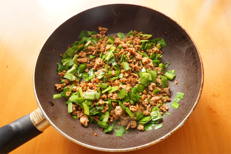 「夏を乗り切る！ニラとひき肉のスタミナ丼」作り方4画像